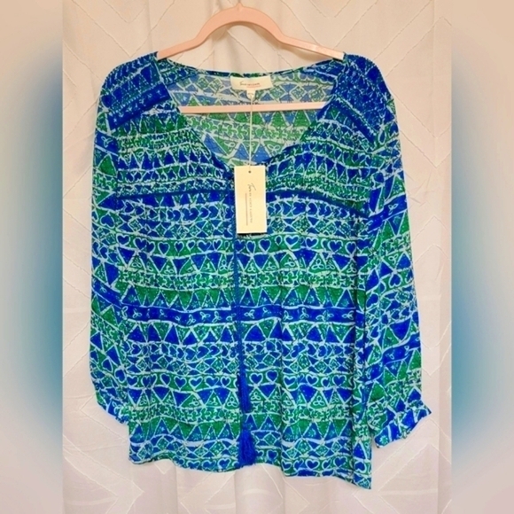 TWO by VINCE CAMUTO Playful Batik Pintuck Peasant Blouse. NWT LARGE - Picture 3 of 9